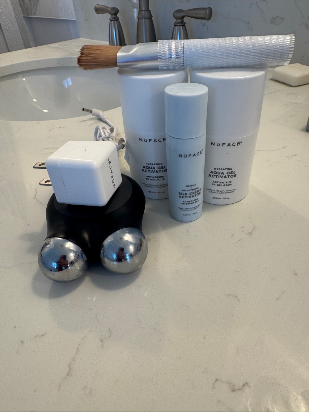NuFACE White and Silver Facial Toning Device with Gels